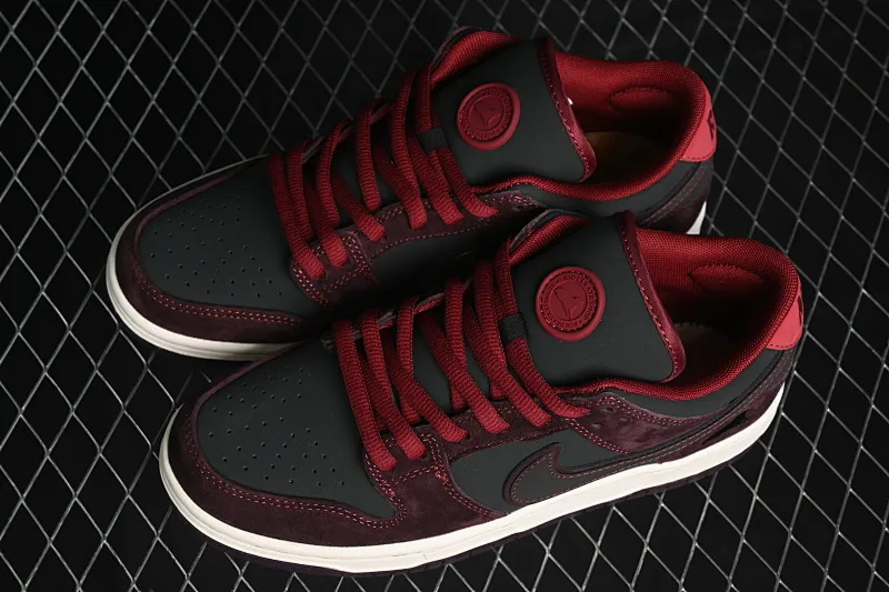 All categories Nk SB Dunk Series Nk SB Dunk Low low-top sneakers Riot Skateshop x Nk SB Dunk Low joint model Bordeaux red low-top casual sneakers FZ1289-200